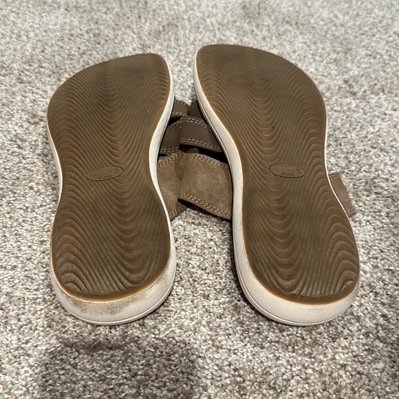 Woman’s gently worn sandal. - Picture 7 of 7